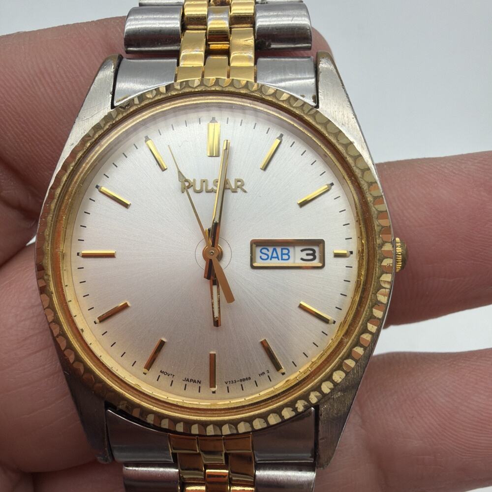 Pulsar Mens Analog Quartz Watch TwoTone Bracelet Day/Date Silver Dial V733-8A60